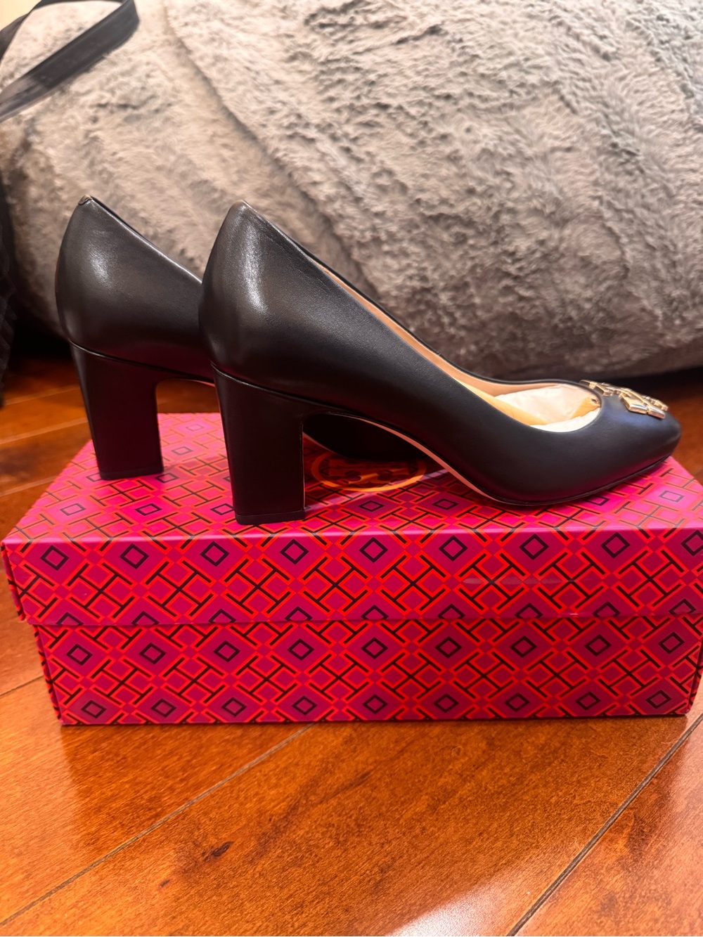 Tory Burch Black Leather Pumps with Gold Logo - Picture 4 of 10